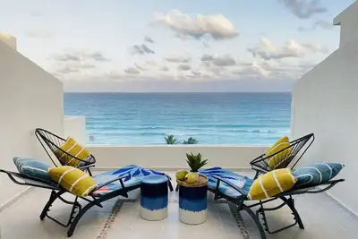 Image de Beachfront Three Bedroom Coastal Penthouse