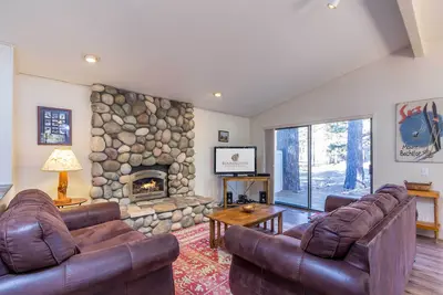 Pnrd04 - Spacious Home with Gorgeous Forest Views, Hot Tub