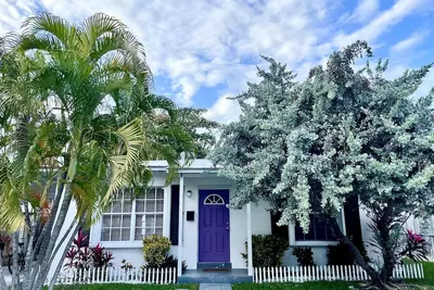 Image de Gorgeous beach bungalow just steps from the beach!