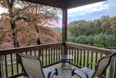 Remote cabin with gorgeous view and sunsets, pets free, fast Wi-Fi!