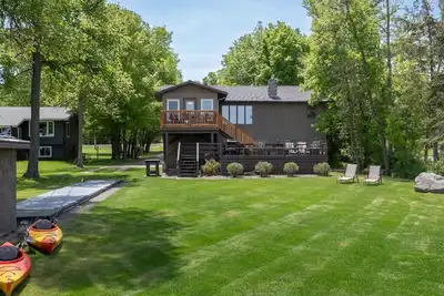 Image de Lake home, 3 bd 3 bath, 2 car garage deck, dock, Video game, foosball, quiet bay