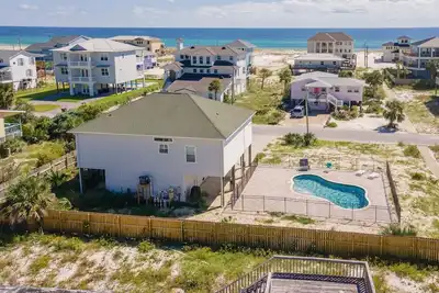 Image de Nicely decorated home with private pool!