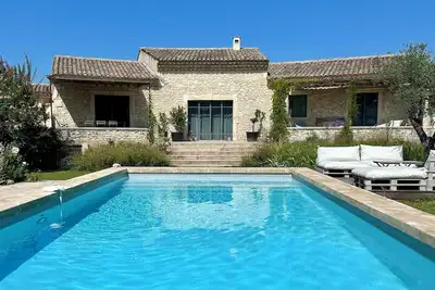 Image de Mas Bohème avec piscine et terrain de pétanque en Provence