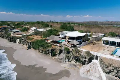 Image de Resort Style Oceanfront Villa