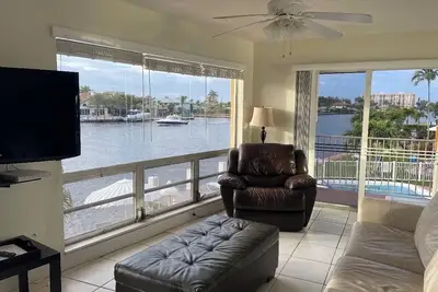 Image de 2 Bdr on the water. Amazing views Heated Pool at The Aloha 1 block to Beach