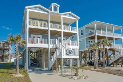 Image de 2nd Row 4br beach home with private pool and hot tub