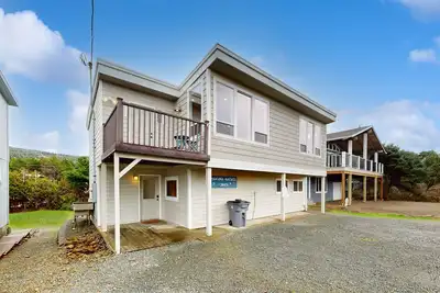 Image de Dog-Friendly Home with Private Hot Tub, WiFi, Private Washer/Dryer, & Deck