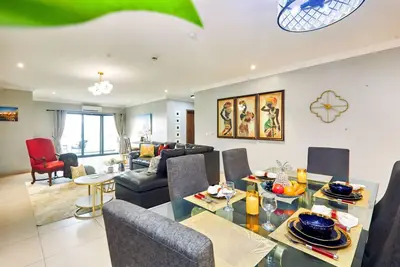 Image de Spacious 2br Penthouse Apt close to Airport with pool & gym