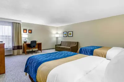 Image de Comfort Inn Ottawa - Superior Queen Suite with Two Queen Beds - Non Smoking