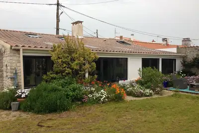 Image de Charming house with south-facing garden not overlooked, beach by cycle path.