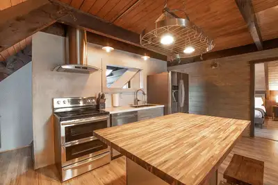 Image de Captain's Quarters - Luxury Apartment in Hotel Near Beach, Jetted Tub, Fireplace, Pet Friendly