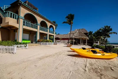Image de Beachfront. Close to Secret Beach. Kayaks. Bikes. Pool. Paddleboards. 4bdr