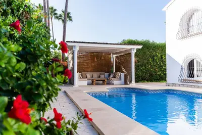 Image de Proche de la plage, des restos & bars. La (grande! ) piscine peut être chauffée.