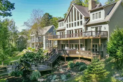 Image de Large Lakefront Home! Private dock and hot tub!