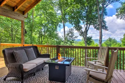 Image de Bear and Bull Lodge | Mountain Lodge with Golf, Skiiing, Trails!