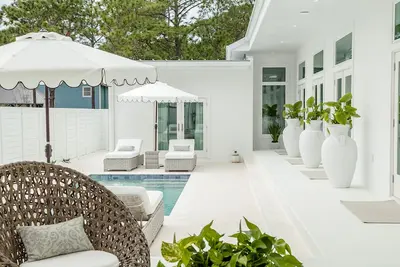 Image de Location, comfort, and 5 beach accesses to more than one mile of deeded beach!