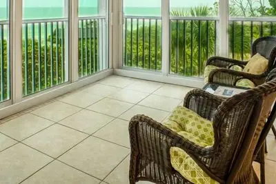 Image de Gorgeous views from this updated two bedroom two bathroom Gulf Front Condo