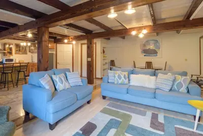 Image de Scandinavian Comfort in Pittsford Barn!
