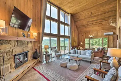 Image de Stunning Views: Mountaintop Cabin in Burnsville!
