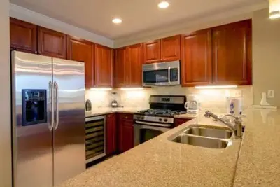 Image de Wharf 523 Coastal Retreat: Explore a Vibrant 2-Bedroom Condo