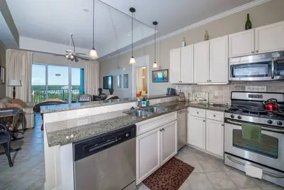Image de The Wharf W922, Your Scenic Retreat with Marina Views and Oasis Amenities!