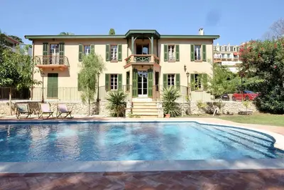 Image de Beautiful 4 bedroom, 4 bathroom renovated villa in Cannes.