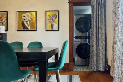 Image de Blue House on Front Downtown Traverse City - Dog Friendly!