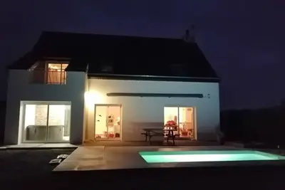 Image de Villa bord de mer avec piscine couverte chauffée, jacuzzi et salle de jeux.