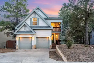 Image de Air Conditioned 3200 sq/ft home, New decks, outdoor spaces in the Pines