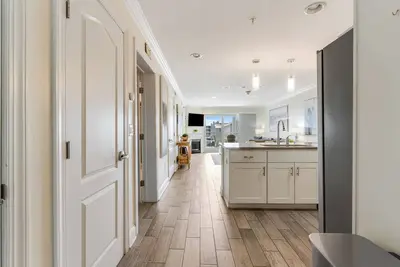 Image de Luxury water-view condo with high-end finishes and beach toys included!