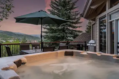 Image de Ski Area Views + Hot Tub + Close to Skiing - Glacier Lodge East