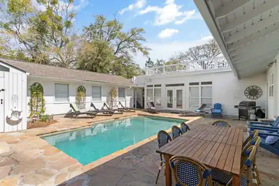 Image de Two Houses together! East Beach, 6 bedrooms and Pool Big Family Ready