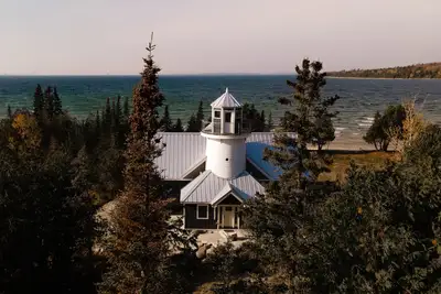 Image de Bois Blanc Island Lighthouse Home. Iconic Sunset Views of the Mackinac Bridge!
