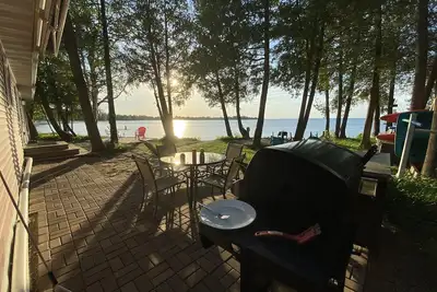 Image de Waterfront gem, sandy beach, modern kitchen, large great room, free firewood