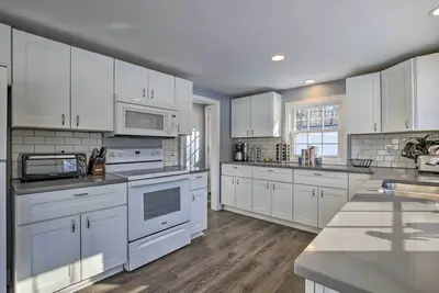 Image de Hampton 'Quiet Corner Cottage' w/ Fireplace & Yard