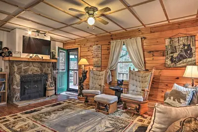 Image de Near Car Shows: Cosby 'Cozy Cove' Cabin w/ Deck