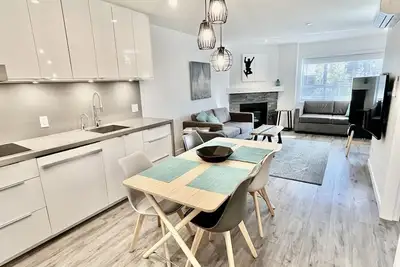 Image de MainVillage! 2 Bedroom, 2 Bathroom, A/C, KingBed, Laundry, Parking, Ev Charging!