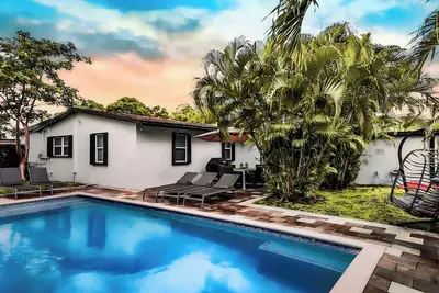 Image de unique & modern • heated saltwater pool • 3mi to beach & steps to wilton dr