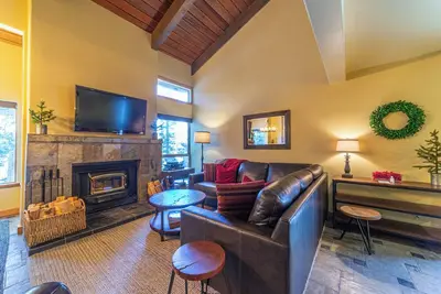 Image de Cozy Renovated Townhome Walk to Slopes & Lodge 483