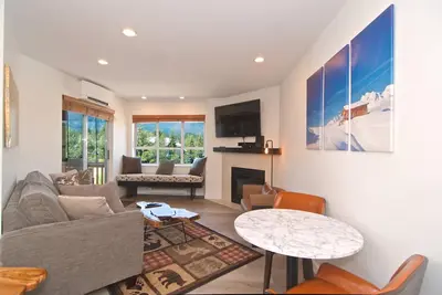 Image de Heart of the Village. Newly renovated, modern décor throughout, Central Ac just installed 2024