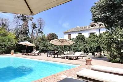 Image de Charming rural house with swimming pool 3 km from the city of Granada. parking
