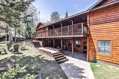 Image de Gorgeous! Private 8 bedroom cabin w/ spectacular lake views.