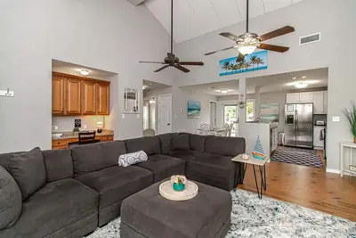 Image de Walk to the Beach & Downtown, Large Front Porch, Premium Bedding