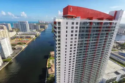 Image de Enjoy this Spectacular Ocean & Intracoastal view, beautiful modern unit.