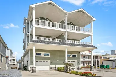 Image de Short 1 1\/2 Blocks to the beach with Ocean views!
