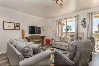 SouthBound - Ground floor with direct beach view!