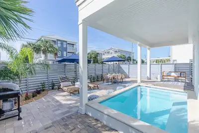Image de Lower Price For Open Weeks In August! Beautiful, home with pool-4min from beach!