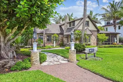 Image de Historic 1924 Luxury Beach Home with Large Heated Pool 3 Houses to Beach