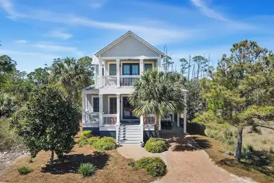 Image de The Good Stuff Is A Luxurous 3bd Home W/Community Pool, Gated Community!