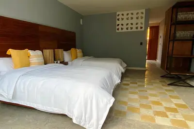 Preciosa habitación con 2 camas matrimoniales en el centro de Mérida.